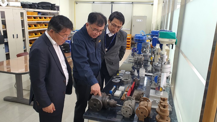 [세종=뉴시스]이승우 남부발전 사장이 (왼쪽 첫 번째) 20일 서전발맥을 방문해 기자재 설명을 듣고 있다. (사진=한국남부발전 제공) *재판매 및 DB 금지