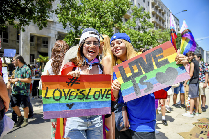 [밀라노=A{P/뉴시스] 19일(현지시간) 이탈리아 밀라노에서 수백명의 시민들이 동성 부모에 대한 정부의 탄압에 항의했다. 이탈리아 정부가 동성 부모의 입양아 가족 등록 절차를 제한하고 나섰기 때문이다. 사진은 지난해 7월 2일 연례 밀라노 프라이드 2022 퍼레이드에 사람들이 참가하고 있는 모습. 2023.03.20. *재판매 및 DB 금지
