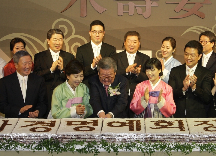 [서울=뉴시스]2012년 4월 서울 코엑스 인터컨티넨탈호텔에서 열린 구자경 LG그룹 명예회장(앞줄 왼쪽에서 세 번째) 미수연에서 축하 떡을 자르고 있다. 앞줄 왼쪽부터 구본무 회장 내외, 구자경 회장, 구연경씨 내외, 구연제(구본준 LX 회장의 딸), 뒷줄 왼쪽부터 구본준 회장 내외, 구광모 LG그룹 회장, 구본능 희성그룹 회장 내외, 구본식 LT그룹 회장 내외. (사진 = LG) 2023.3.20. photo@newsis.com *재판매 및 DB 금지
