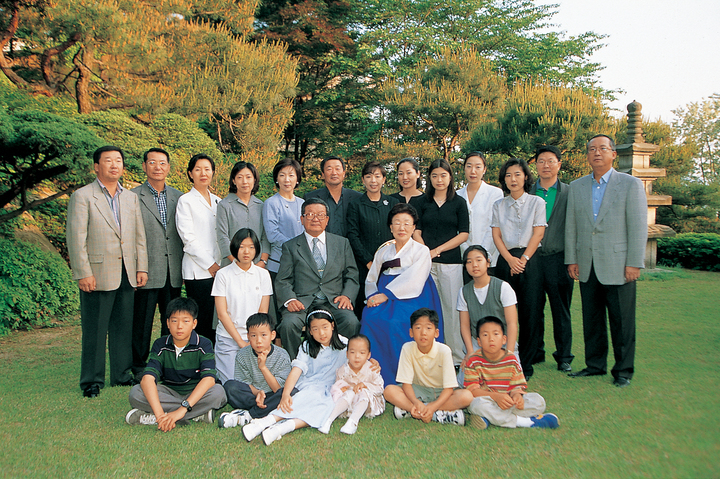 [서울=뉴시스]1999년 6월 구자경 LG 명예회장의 75회 생신 기념사진. (사진 = LG) 2023.3.20. photo@newsis.com *재판매 및 DB 금지