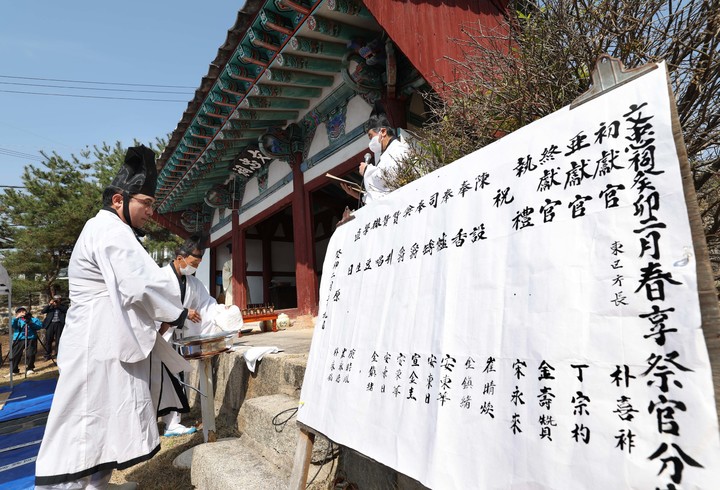 [대전=뉴시스] 대전 동구 문충사에서 20일 송병선,송병순 형제를 기리는 제례가 열리고 있다.&nbsp; *재판매 및 DB 금지