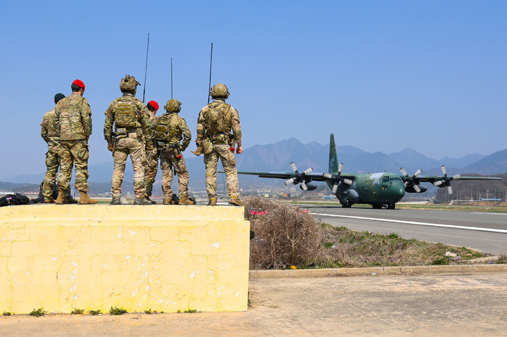 [부산=뉴시스] 공중기동정찰사령부는 20일 경남의 한 비상활주로에서 전시 전방지역의 원활한 후속 군수지원을 위한 '한미 연합 항공추진보급기지(이하 ATSP) 전개 훈련'을 실시했다고 밝혔다. 사진은 공정통제사 요원들과 미군이 함께 C-130 항공기 이륙을 유도하고 있는 모습. (사진=공중기동정찰사령부 제공) *재판매 및 DB 금지