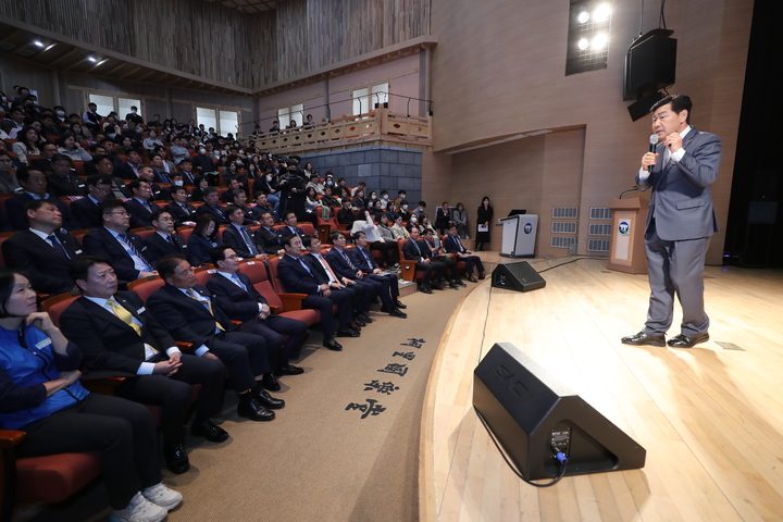 김관영 전북도지사가 시군 순회방문 일정에 따라 20일 고창군을 방문했다. 고창군청 '청원과의만남' 자리에서 김관영 지사(왼쪽)가 도정철학에 대해 강연하고 있다. *재판매 및 DB 금지