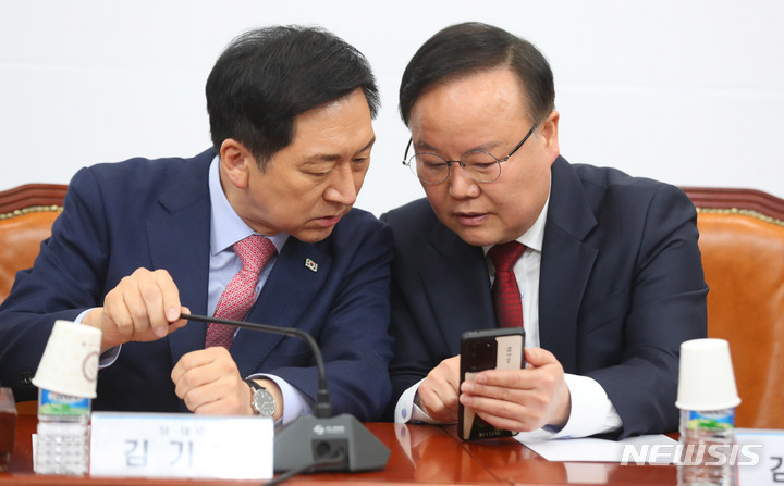 [서울=뉴시스] 추상철 기자 = 김기현 국민의힘 당 대표가 20일 오전 서울 여의도 국회에서 열린 최고위원회의에 참석해 김재원 최고위원과 대화하고 있다. 2023.03.20. scchoo@newsis.com