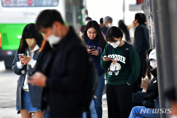 [광주=뉴시스] 이영주 기자 = 대중교통·마트 내 약국에서 마스크 의무 착용이 해제된 20일 오전 광주 서구 유·스퀘어 광주종합버스터미널에서 시민들이 버스를 기다리고 있다. 2023.03.20. leeyj2578@newsis.com