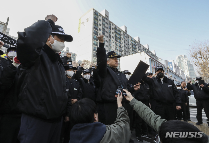 [서울=뉴시스] 김근수 기자 = 20일 오전 서울시 강남구의 한 아파트 앞에서 아파트 경비원들이 관리소장의 갑질 처벌과 재발 방지책 마련을 촉구하는 구호를 외치고 있다. 이 아파트에서는 70대 경비원이 관리책임자의 갑질을 호소하며 숨진 채 발견됐다. 2023.03.20. ks@newsis.com