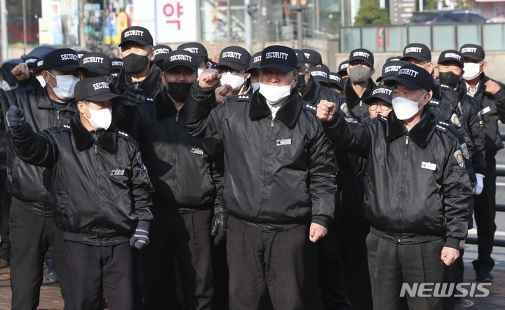 [서울=뉴시스] 김근수 기자 = 20일 오전 서울시 강남구의 한 아파트 앞에서 아파트 경비원들이 관리소장의 갑질 처벌과 재발 방지책 마련을 촉구하는 구호를 외치고 있다. 이 아파트에서는 70대 경비원이 관리책임자의 갑질을 호소하며 숨진 채 발견됐다. 2023.03.20. ks@newsis.com