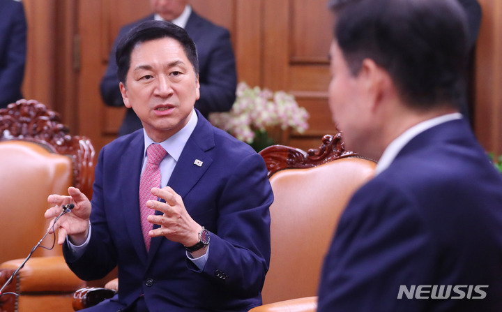 [서울=뉴시스] 추상철 기자 = 김기현 국민의힘 당 대표가 20일 오전 서울 여의도 국회에서 김진표 국회의장과 만나 대화하고 있다. 2023.03.20. scchoo@newsis.com