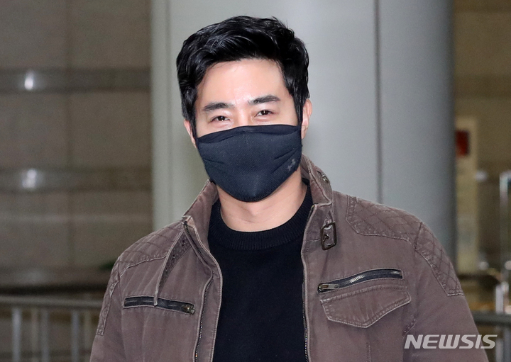 [서울=뉴시스] 정병혁 기자 = 우크라이나 전쟁에 참전했다가 여권법 위반 혐의로 기소된 이근 전 대위가 지난 20일 오전 서울 서초구 서울중앙지방법원에서 열린 여권법위반·도주치상 혐의 관련 첫 재판에 출석하고 있다. (공동취재사진) 2023.03.20. photo@newsis.com