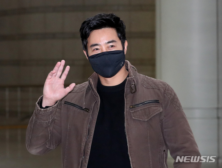 [서울=뉴시스] 정병혁 기자 = 우크라이나 전쟁에 참전했다가 여권법 위반 혐의로 기소된 이근 전 대위가 20일 오전 서울 서초구 서울중앙지방법원에서 열린 여권법위반·도주치상 혐의 관련 첫 재판에 출석하고 있다. 이날 재판부는 이 전 대위의 '뺑소니' 혐의도 병합해 심사한다. 이 전 대위는 지난해 7월 서울 시내에서 차량을 운전하다 오토바이와 사고를 낸 뒤 별다른 구조 조치 없이 현장을 벗어난 혐의(특정범죄 가중처벌법상 도주치상)를 받는다. (공동취재사진) 2023.03.20. photo@newsis.com