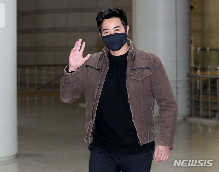 [서울=뉴시스] 정병혁 기자 = 우크라이나 전쟁에 참전했다가 여권법 위반 혐의로 기소된 이근 전 대위가 20일 오전 서울 서초구 서울중앙지방법원에서 열린 여권법위반·도주치상 혐의 관련 첫 재판에 출석하고 있다. 이날 재판부는 이 전 대위의 '뺑소니' 혐의도 병합해 심사한다. 이 전 대위는 지난해 7월 서울 시내에서 차량을 운전하다 오토바이와 사고를 낸 뒤 별다른 구조 조치 없이 현장을 벗어난 혐의(특정범죄 가중처벌법상 도주치상)를 받는다. (공동취재사진) 2023.03.20. photo@newsis.com