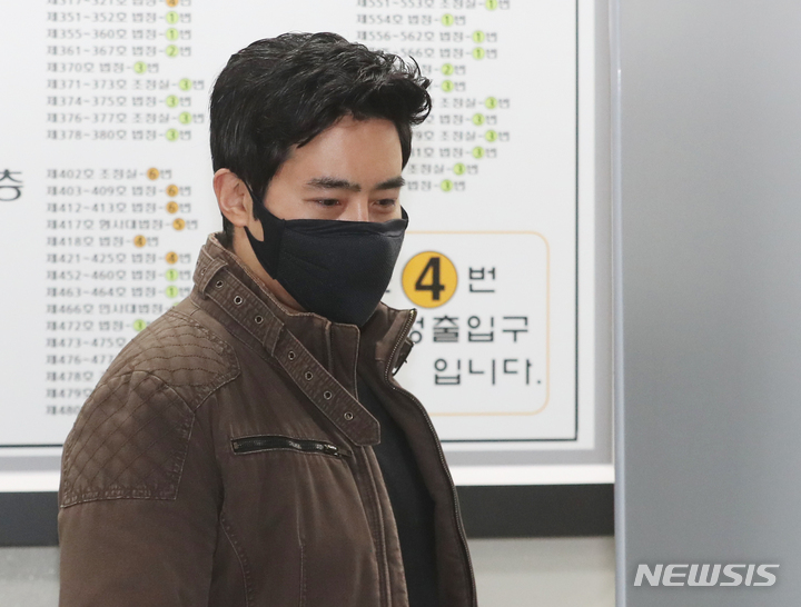 [서울=뉴시스] 정병혁 기자 = 우크라이나 전쟁에 참전했다가 여권법 위반 혐의로 기소된 이근 전 대위가 20일 오전 서울 서초구 서울중앙지방법원에서 열린 여권법위반·도주치상 혐의 관련 첫 재판에 출석하고 있다. 이날 재판부는 이 전 대위의 '뺑소니' 혐의도 병합해 심사한다. 이 전 대위는 지난해 7월 서울 시내에서 차량을 운전하다 오토바이와 사고를 낸 뒤 별다른 구조 조치 없이 현장을 벗어난 혐의(특정범죄 가중처벌법상 도주치상)를 받는다. (공동취재사진) 2023.03.20. photo@newsis.com