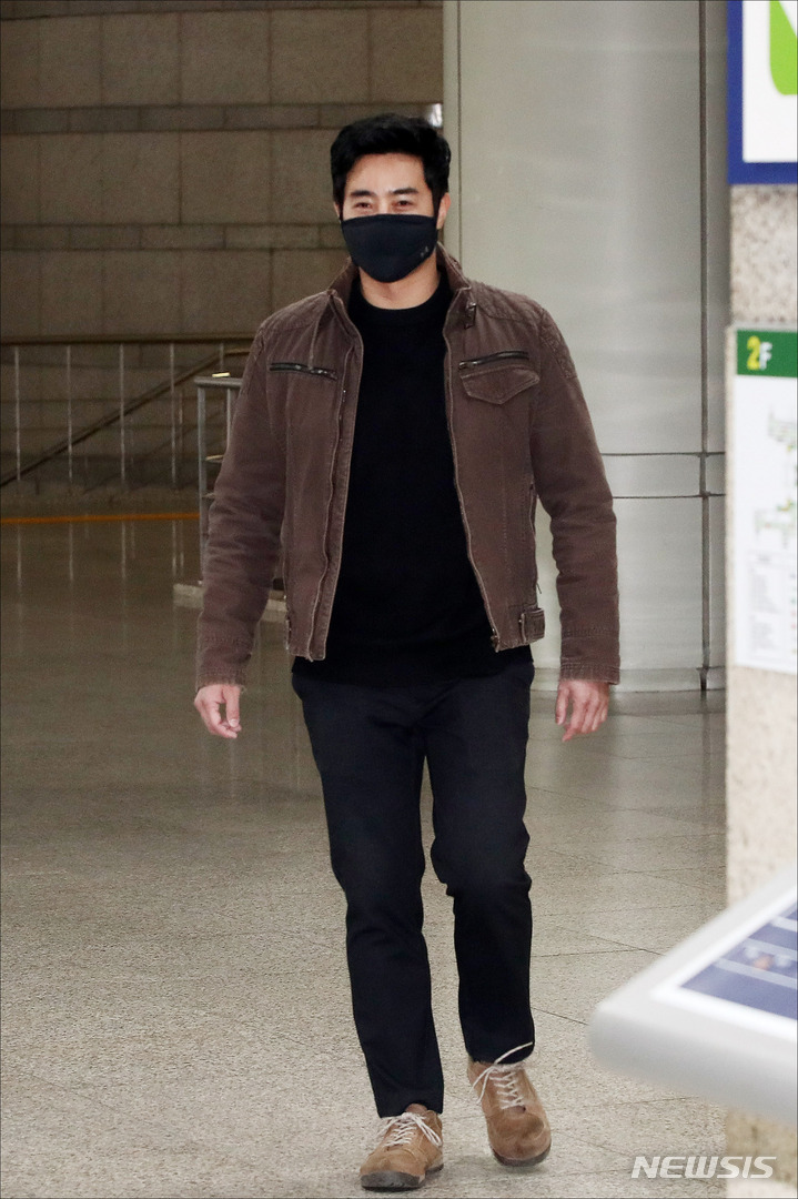 [서울=뉴시스] 정병혁 기자 = 우크라이나 전쟁에 참전했다가 여권법 위반 혐의로 기소된 이근 전 대위가 20일 오전 서울 서초구 서울중앙지방법원에서 열린 여권법위반·도주치상 혐의 관련 첫 재판에 출석하고 있다. 이날 재판부는 이 전 대위의 '뺑소니' 혐의도 병합해 심사한다. 이 전 대위는 지난해 7월 서울 시내에서 차량을 운전하다 오토바이와 사고를 낸 뒤 별다른 구조 조치 없이 현장을 벗어난 혐의(특정범죄 가중처벌법상 도주치상)를 받는다. (공동취재사진) 2023.03.20. photo@newsis.com
