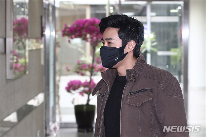 [서울=뉴시스] 정병혁 기자 = 우크라이나 전쟁에 참전했다가 여권법 위반 혐의로 기소된 이근 전 대위가 20일 오전 서울 서초구 서울중앙지방법원에서 열린 여권법위반·도주치상 혐의 관련 첫 재판에 출석하고 있다. 이날 재판부는 이 전 대위의 '뺑소니' 혐의도 병합해 심사한다. 이 전 대위는 지난해 7월 서울 시내에서 차량을 운전하다 오토바이와 사고를 낸 뒤 별다른 구조 조치 없이 현장을 벗어난 혐의(특정범죄 가중처벌법상 도주치상)를 받는다. (공동취재사진) 2023.03.20. photo@newsis.com