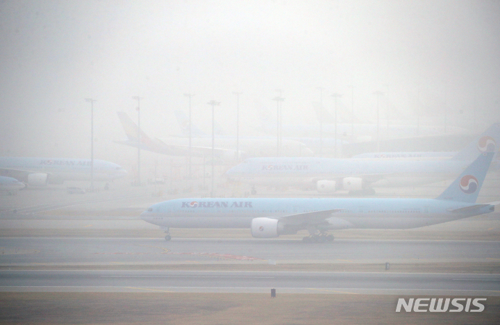 [인천공항=뉴시스] 조성우 기자 = 지난 20일 오전 인천국제공항이 미세먼지와 안개로 뿌옇게 보이고 있다. 2023.03.23. xconfind@newsis.com