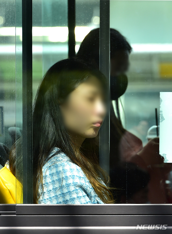 [대구=뉴시스] 이무열 기자 = 2년 5개월간 지속됐던 대중교통 내 마스크 착용 의무화가 해제된 20일 오후 대구 한 도로를 지나는 버스에 마스크를 벗은 승객과 착용한 승객이 탑승해 있다. 중앙방역대책본부(방대본)는 이날부터 버스와 지하철, 비행기 등 대중교통 수단을 이용할 때 마스크 착용 의무를 해제했다. 2023.03.20. lmy@newsis.com