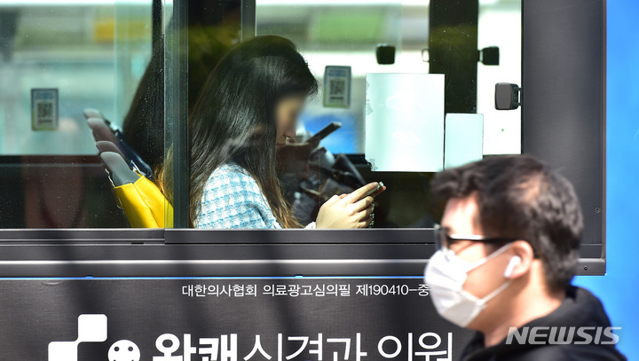 [대구=뉴시스] 이무열 기자 = 2년 5개월간 지속됐던 대중교통 내 마스크 착용 의무화가 해제된 20일 오후 대구 한 도로를 지나는 버스에 마스크를 벗은 승객과 착용한 승객이 탑승해 있다. 중앙방역대책본부(방대본)는 이날부터 버스와 지하철, 비행기 등 대중교통 수단을 이용할 때 마스크 착용 의무를 해제했다. 2023.03.20. lmy@newsis.com