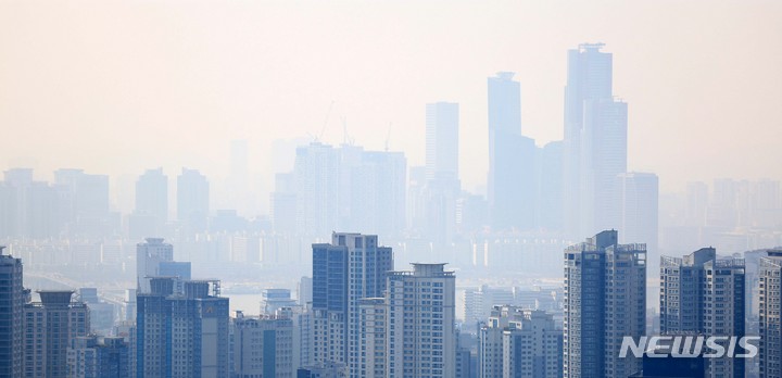 [서울=뉴시스] 김선웅 기자 = 수도권 미세먼지 농도가 '나쁨' 상태를 나타내며 고농도 미세먼지 비상저감조치가 시행된 20일 서울 남산공원에서 바라본 서울 도심이 흐린 모습이다. 2023.03.20. mangusta@newsis.com