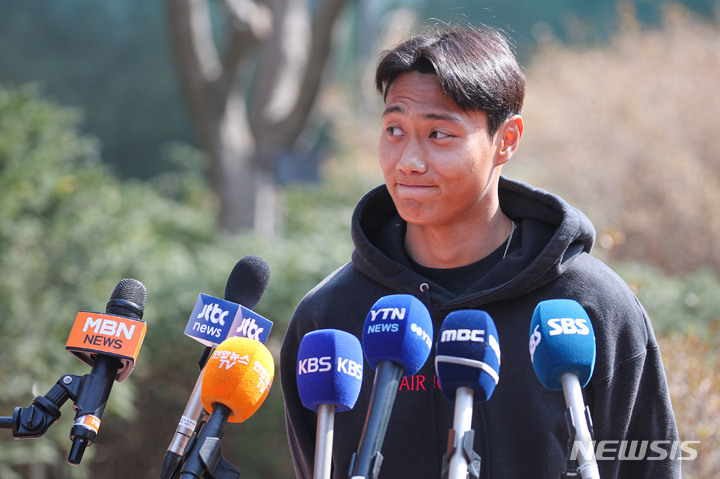 [파주=뉴시스] 권창회 기자 = 축구 국가대표팀 백승호가 20일 오후 경기 파주시 국가대표 트레이닝센터(NFC)로 입소하며 소감을 밝히고 있다. 위르겐 클린스만 감독이 지휘하는 축구 국가대표팀은 오는 24일과 28일 콜롬비아와 우루과이랑 평가전을 갖는다. 2023.03.20. kch0523@newsis.com