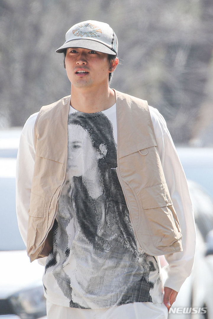 [파주=뉴시스] 권창회 기자 = 축구 국가대표팀 조규성이 트레이닝센터(NFC)로 입소하고 있다. 위르겐 클린스만 감독이 지휘하는 축구 국가대표팀은 오는 24일과 28일 콜롬비아와 우루과이랑 평가전을 갖는다. 2023.03.20. kch0523@newsis.com