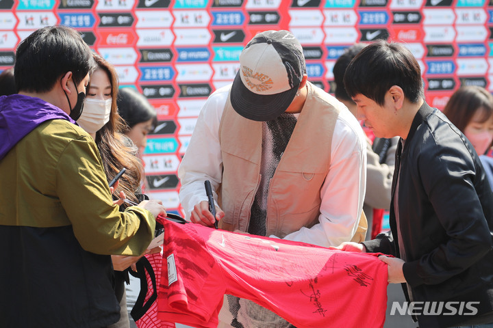 [파주=뉴시스] 권창회 기자 = 축구 국가대표팀 조규성이 20일 오후 경기 파주시 국가대표 트레이닝센터(NFC)로 입소하며 팬들에게 사인해주고 있다. 위르겐 클린스만 감독이 지휘하는 축구 국가대표팀은 오는 24일과 28일 콜롬비아와 우루과이랑 평가전을 갖는다. 2023.03.20. kch0523@newsis.com