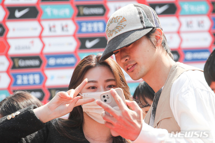 [파주=뉴시스] 권창회 기자 = 축구 국가대표팀 조규성이 20일 오후 경기 파주시 국가대표 트레이닝센터(NFC)로 입소하며 팬들과 기념촬영을 하고 있다. 위르겐 클린스만 감독이 지휘하는 축구 국가대표팀은 오는 24일과 28일 콜롬비아와 우루과이랑 평가전을 갖는다. 2023.03.20. kch0523@newsis.com