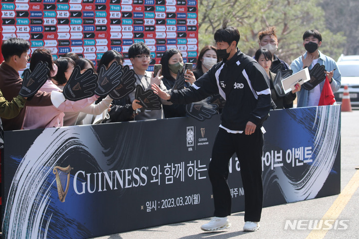 [파주=뉴시스] 권창회 기자 = 축구 국가대표팀 김영권이 20일 오후 경기 파주시 국가대표 트레이닝센터(NFC)로 입소하며 팬들과 하이파이브 하고 있다. 위르겐 클린스만 감독이 지휘하는 축구 국가대표팀은 오는 24일과 28일 콜롬비아와 우루과이랑 평가전을 갖는다. 2023.03.20. kch0523@newsis.com