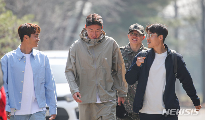 [파주=뉴시스] 권창회 기자 = 축구 국가대표팀 김진수(왼쪽부터), 황의조, 권창훈, 손준호가 20일 오후 경기 파주시 국가대표 트레이닝센터(NFC)로 입소하고 있다. 위르겐 클린스만 감독이 지휘하는 축구 국가대표팀은 오는 24일과 28일 콜롬비아와 우루과이랑 평가전을 갖는다. 2023.03.20. kch0523@newsis.com