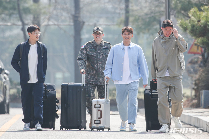 [파주=뉴시스] 권창회 기자 = 축구 국가대표팀 손준호(왼쪽부터), 권창훈, 김진수, 황의조가 20일 오후 경기 파주시 국가대표 트레이닝센터(NFC)로 입소하고 있다. 위르겐 클린스만 감독이 지휘하는 축구 국가대표팀은 오는 24일과 28일 콜롬비아와 우루과이랑 평가전을 갖는다. 2023.03.20. kch0523@newsis.com