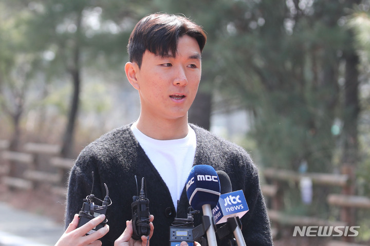 [파주=뉴시스] 권창회 기자 = 축구 국가대표팀 황인범이 20일 오후 경기 파주시 국가대표 트레이닝센터(NFC)로 입소하며 소감을 밝히고 있다. 위르겐 클린스만 감독이 지휘하는 축구 국가대표팀은 오는 24일과 28일 콜롬비아와 우루과이랑 평가전을 갖는다. 2023.03.20. kch0523@newsis.com