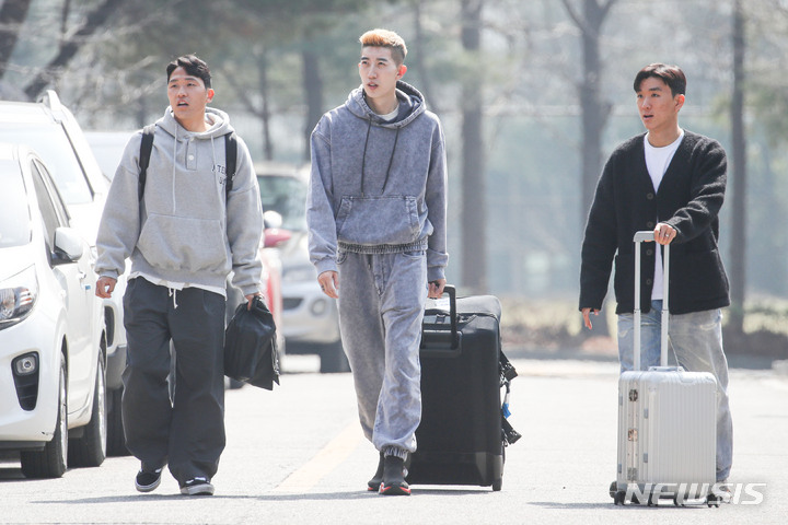 [파주=뉴시스] 권창회 기자 = 축구 국가대표팀 나상호(왼쪽부터), 조현우, 황인범이 20일 오후 경기 파주시 국가대표 트레이닝센터(NFC)로 입소하고 있다. 위르겐 클린스만 감독이 지휘하는 축구 국가대표팀은 오는 24일과 28일 콜롬비아와 우루과이랑 평가전을 갖는다. 2023.03.20. kch0523@newsis.com