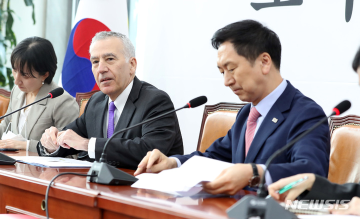 [서울=뉴시스] 전진환 기자 = 필립 골드버그 주한미대사가 20일 오후 서울 여의도 국회로 김기현 국민의힘 대표를 예방해 인사말을 하고 있다. 2023.03.20. amin2@newsis.com