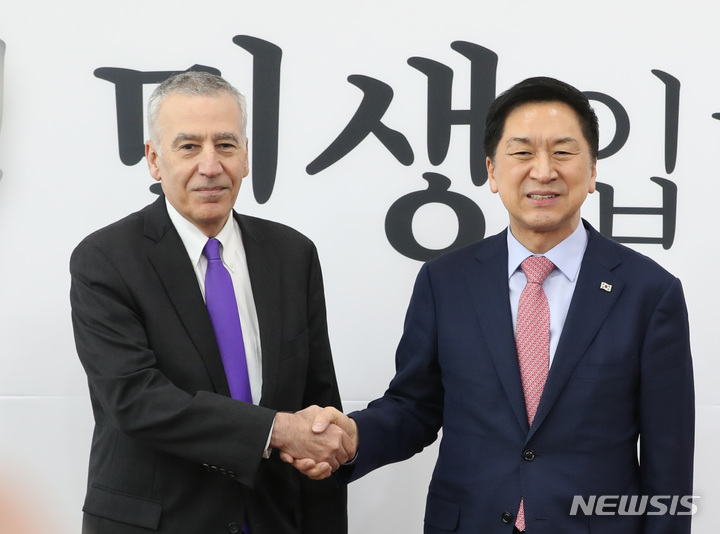 [서울=뉴시스] 전진환 기자 = 김기현 국민의힘 대표가 20일 오후 서울 여의도 국회에서 필립 골드버그 주한미대사를 접견, 인사하고 있다. 2023.03.20. amin2@newsis.com