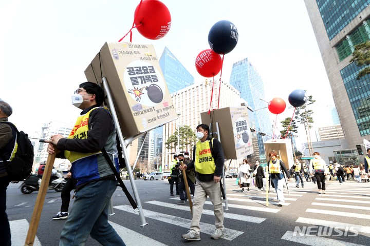 [서울=뉴시스] 조성봉 기자 = 공공운수노조 서울지역본부를 비롯한 시민사회단체 회원들이 20일 오후 서울 중구 한국전력 서울본부에서 용산 대통령 집무실을 향해 ‘공공요금 인상철회, 사회보험 강화 촉구 서울시민-공공노동자 행진‘을 진행하고 있다. 2023.03.20. suncho21@newsis.com