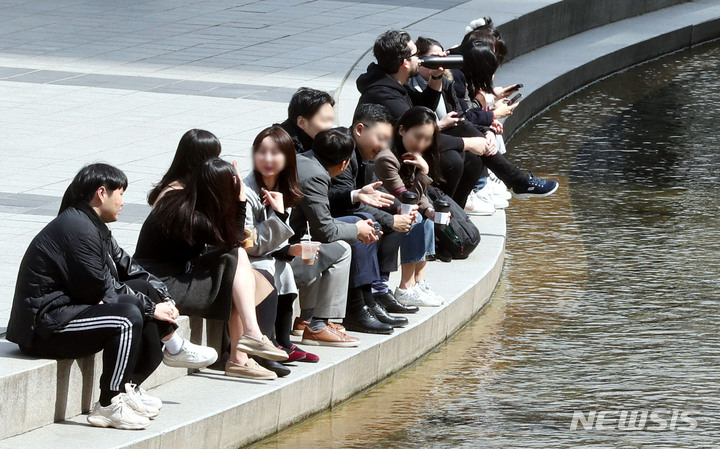 [서울=뉴시스] 조성봉 기자 = 완연한 봄 날씨를 보이는 20일 오후 서울 중구 청계천에서 시민들이 이야기를 나누고 있다. 2023.03.20. suncho21@newsis.com
