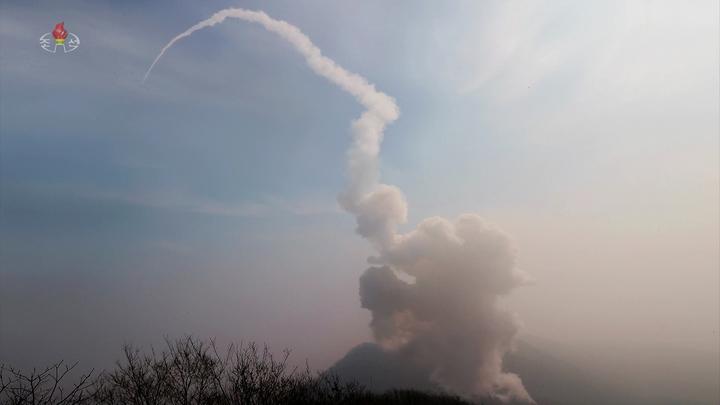 [서울=뉴시스] 북한 조선중앙TV는 북한 김정은 국무위원장과 딸 김주애가 참관한 가운데 지난 18~19일 전술핵운용부대들의 '핵반격가상종합전술 훈련'을 진행했다고 20일 보도했다. (사진=조선중앙TV 캡처) 2023.03.20. photo@newsis.com *재판매 및 DB 금지
