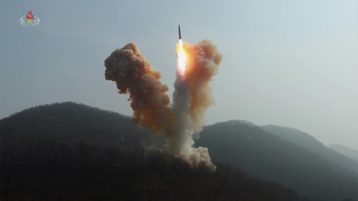 [서울=뉴시스] 북한 조선중앙TV는 북한 김정은 국무위원장과 딸 김주애가 참관한 가운데 지난 18~19일 전술핵운용부대들의 '핵반격가상종합전술 훈련'을 진행했다고 20일 보도했다. (사진=조선중앙TV 캡처) 2023.03.20. photo@newsis.com *재판매 및 DB 금지