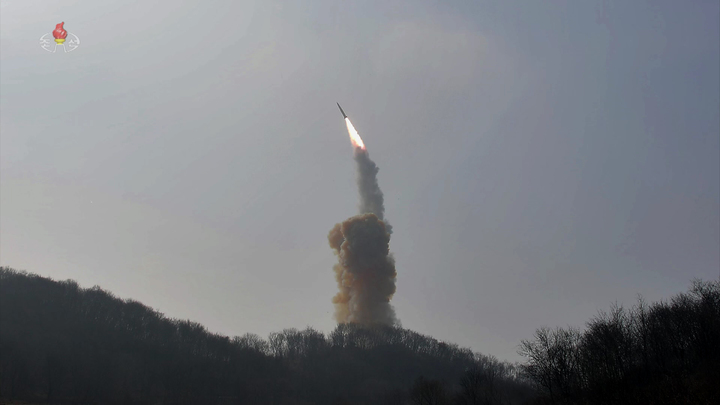 [서울=뉴시스] 북한 조선중앙TV는 북한 김정은 국무위원장과 딸 김주애가 참관한 가운데 지난 18~19일 전술핵운용부대들의 '핵반격가상종합전술 훈련'을 진행했다고 20일 보도했다. (사진=조선중앙TV 캡처) 2023.03.20. photo@newsis.com *재판매 및 DB 금지