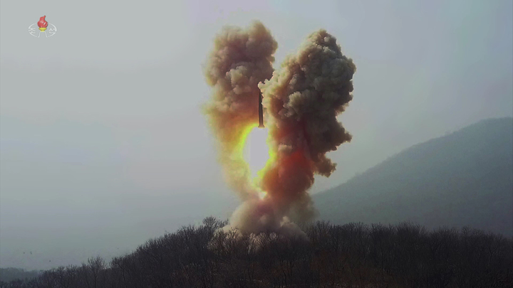 [서울=뉴시스] 북한 조선중앙TV는 북한 김정은 국무위원장과 딸 김주애가 참관한 가운데 지난 18~19일 전술핵운용부대들의 '핵반격가상종합전술 훈련'을 진행했다고 20일 보도했다. (사진=조선중앙TV 캡처) 2023.03.20. photo@newsis.com *재판매 및 DB 금지