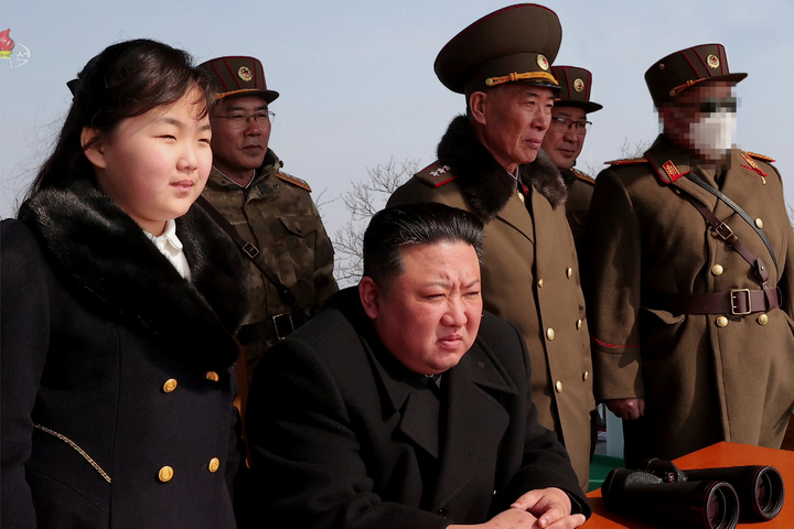 [서울=뉴시스] 북한 조선중앙TV는 북한 김정은 국무위원장과 딸 김주애가 참관한 가운데 지난 18~19일 전술핵운용부대들의 '핵반격가상종합전술 훈련'을 진행했다고 20일 보도했다. (사진=조선중앙TV 캡처) 2023.03.20. photo@newsis.com *재판매 및 DB 금지