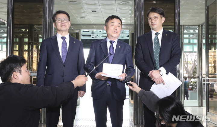 [서울=뉴시스] 최진석 기자 = 더불어민주당 정순신 인사참사 부실검증 진상조사단 강득구(가운데) 단장과 임호선(왼쪽), 전용기 위원이 20일 서울 서대문구 경찰청에서 발언하고 있다. 2023.03.20. myjs@newsis.com