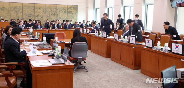 [서울=뉴시스] 이영환 기자 = 홍익표 국회 문화체육관광위원회 위원장이 20일 오후 서울 여의도 국회에서 열린 전체회의에서 더불어민주당 의원들의 노트북에 붙은 태극기 관련 게시물에 대해 국민의힘 간사인 이용호 의원이 간사 합의를 요구에 정회를 선포하자 의원들이 자리에서 일어나고 있다. 이후 간사 합의에 따라 발언 순서에만 양당 모두 태극기 게시물을 붙이기로 했다. 2023.03.20. 20hwan@newsis.com