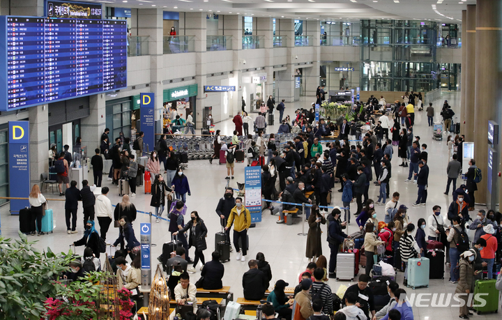 [인천공항=뉴시스] 조성우 기자 = 인천국제공항 제1여객터미널 입국장이 이용객들로 붐비는 모습. 2023.03.20. xconfind@newsis.com