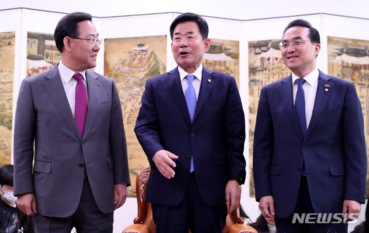 [서울=뉴시스] 추상철 기자 = 주호영 국민의힘 원내대표와 박홍근 더불어민주당 원내대표가 20일 오후 서울 여의도 국회에서 김진표 국회의장이 주재하는 회동에 참석해 기념촬영을 준비하고 있다. 2023.03.20. scchoo@newsis.com