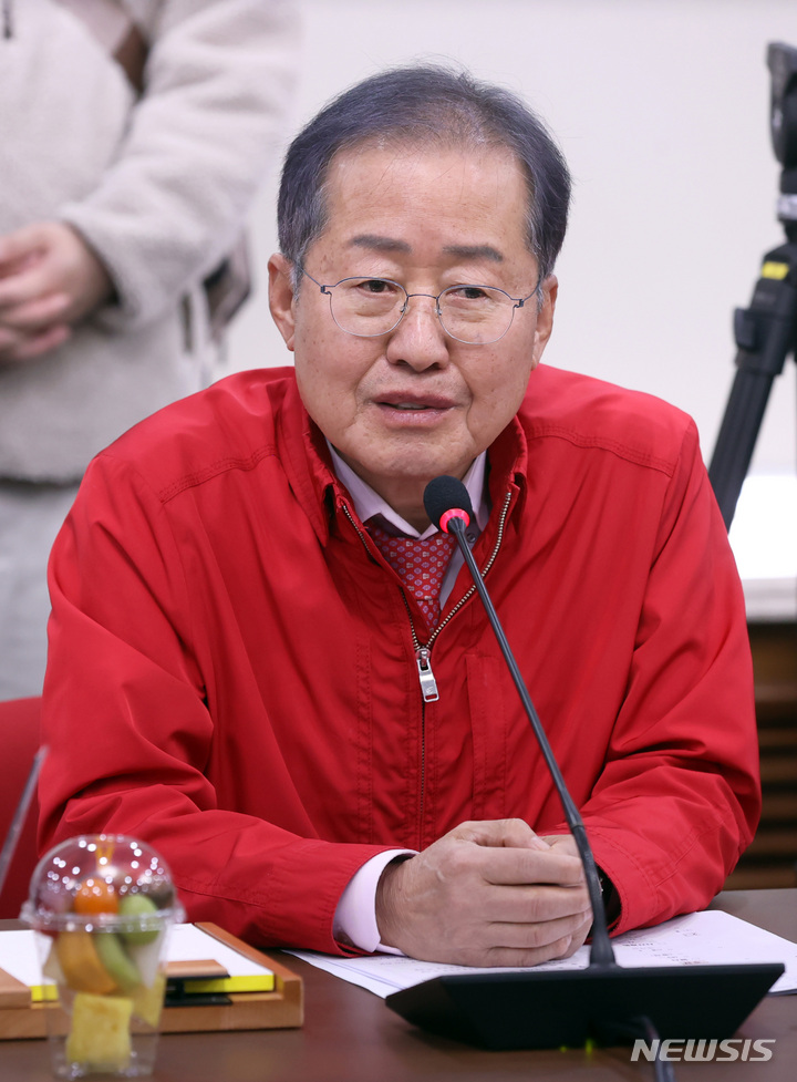 [대구=뉴시스] 이무열 기자 = 홍준표 대구시장이 20일 오후 대구시청 산격청사 대회의실에서 열린 ‘국토교통부-대구광역시 국가산단 및 균형발전 현안 회의’에 참석해 모두발언을 하고 있다. 2023.03.20. lmy@newsis.com