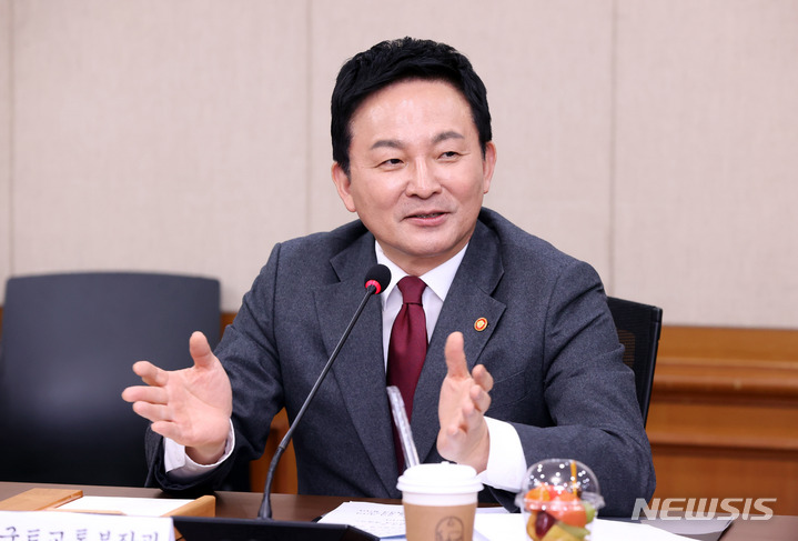 [대구=뉴시스] 이무열 기자 = 원희룡 국토교통부 장관이 20일 오후 대구시청 산격청사 대회의실에서 열린 ‘국토교통부-대구광역시 국가산단 및 균형발전 현안 회의’에 참석해 모두발언을 하고 있다. 2023.03.20. lmy@newsis.com