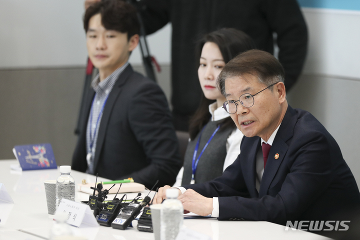 [서울=뉴시스] 김근수 기자 = 이정식 고용노동부 장관이 지난 20일 오후 서울 송파구의 한 중소기업에서 열린 휴가 사용 활성화 사업장 현장간담회에서 인사말을 하고 있다. 2023.03.26. ks@newsis.com