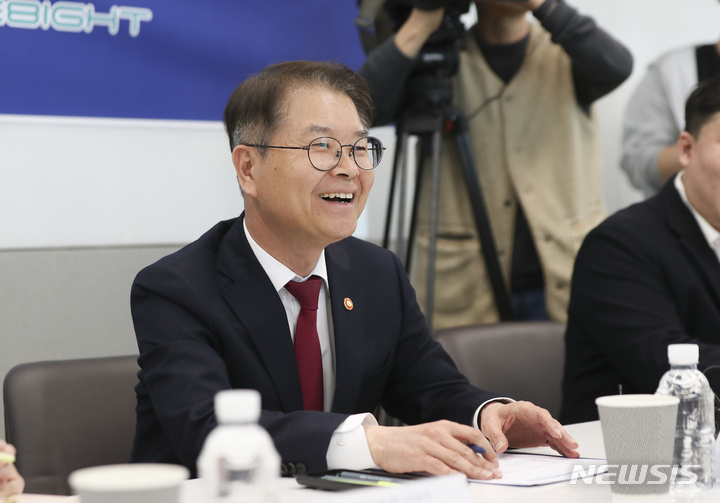 [서울=뉴시스] 김근수 기자 = 이정식 고용노동부 장관이 20일 오후 서울 송파구의 한 중소기업에서 열린 휴가 사용 활성화 사업장 현장간담회에서 인사말을 하고 있다. 2023.03.20. ks@newsis.com