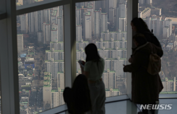 [서울=뉴시스] 김근수 기자 = 사진은 서울 송파구 롯데월드타워에서 바라본 아파트 대단지 모습. 2023.03.20. ks@newsis.com