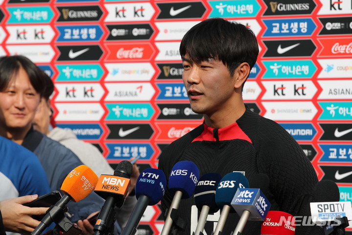 [파주=뉴시스] 권창회 기자 = 축구 국가대표팀 김영권이 20일 오후 경기 파주시 국가대표 트레이닝센터(NFC)에서 인터뷰를 하고 있다. 위르겐 클린스만 감독이 지휘하는 축구 국가대표팀은 오는 24일과 28일 콜롬비아와 우루과이랑 평가전을 갖는다.2023.03.20. kch0523@newsis.com